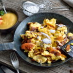 Saftiger Kaiserschmarrn in einer gusseisernen Pfanne