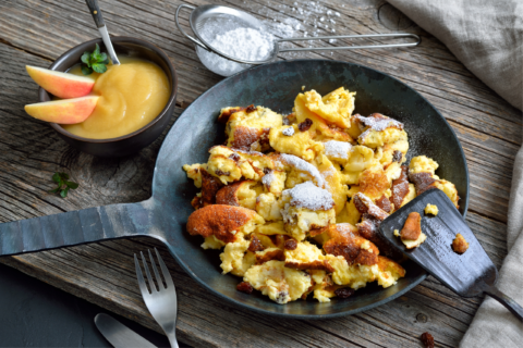 Saftiger Kaiserschmarrn in einer gusseisernen Pfanne