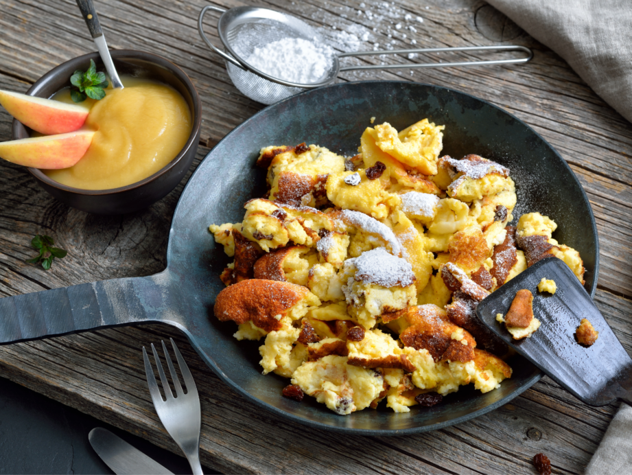 Saftiger Kaiserschmarrn in einer gusseisernen Pfanne