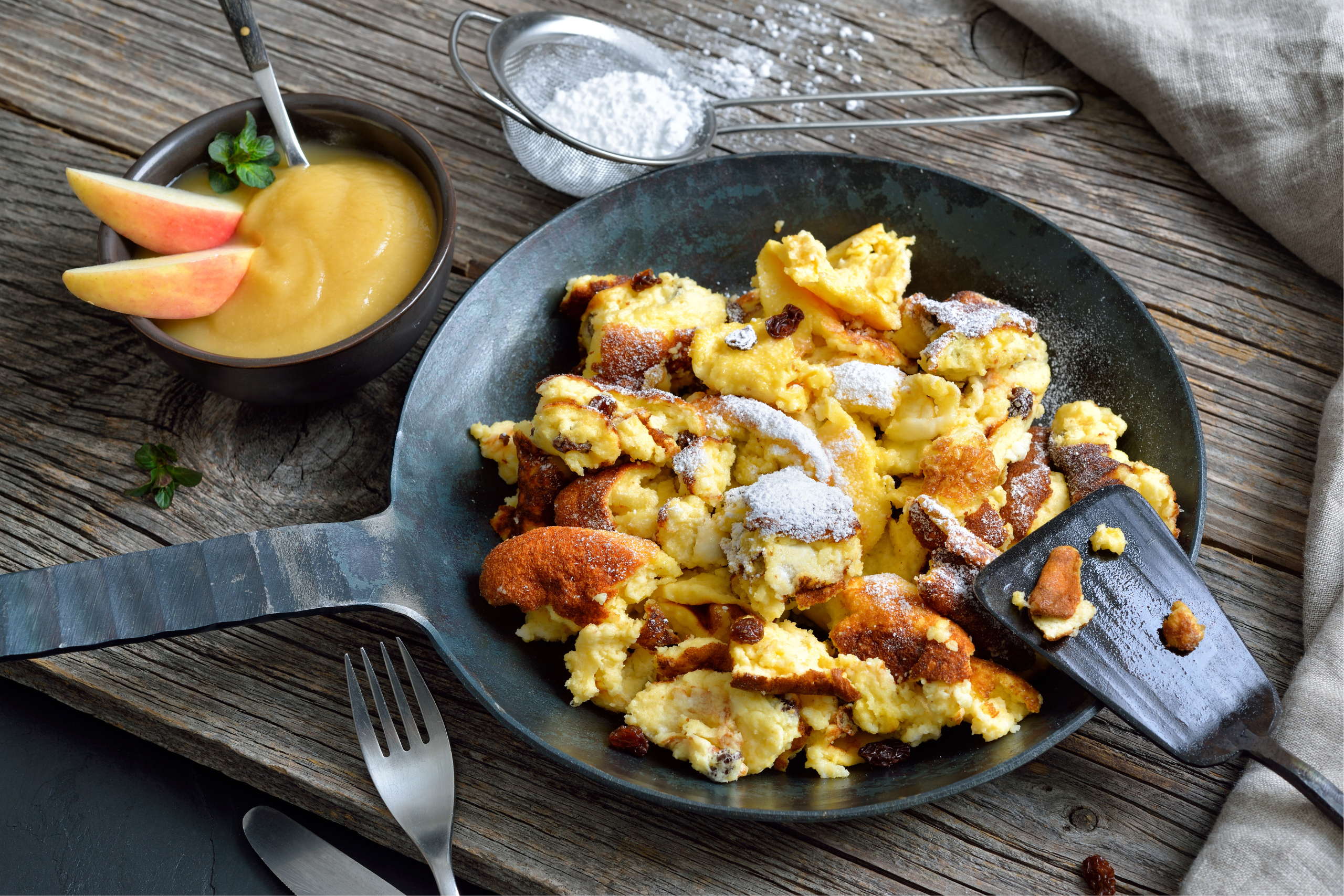 Saftiger Kaiserschmarrn in einer gusseisernen Pfanne