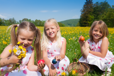 Beliebte Osterbräuche in der Region sind definitiv das Ostereiersammeln. Foto: AdobeStock/Kzenon