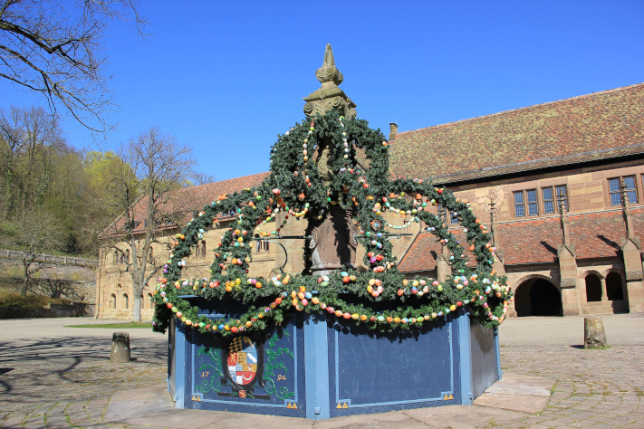 Der Osterbrunnen (hier in Maulbronn) ist einer der bekanntesten Osterbräuche der Region. Foto: Stadt Maulbronn.